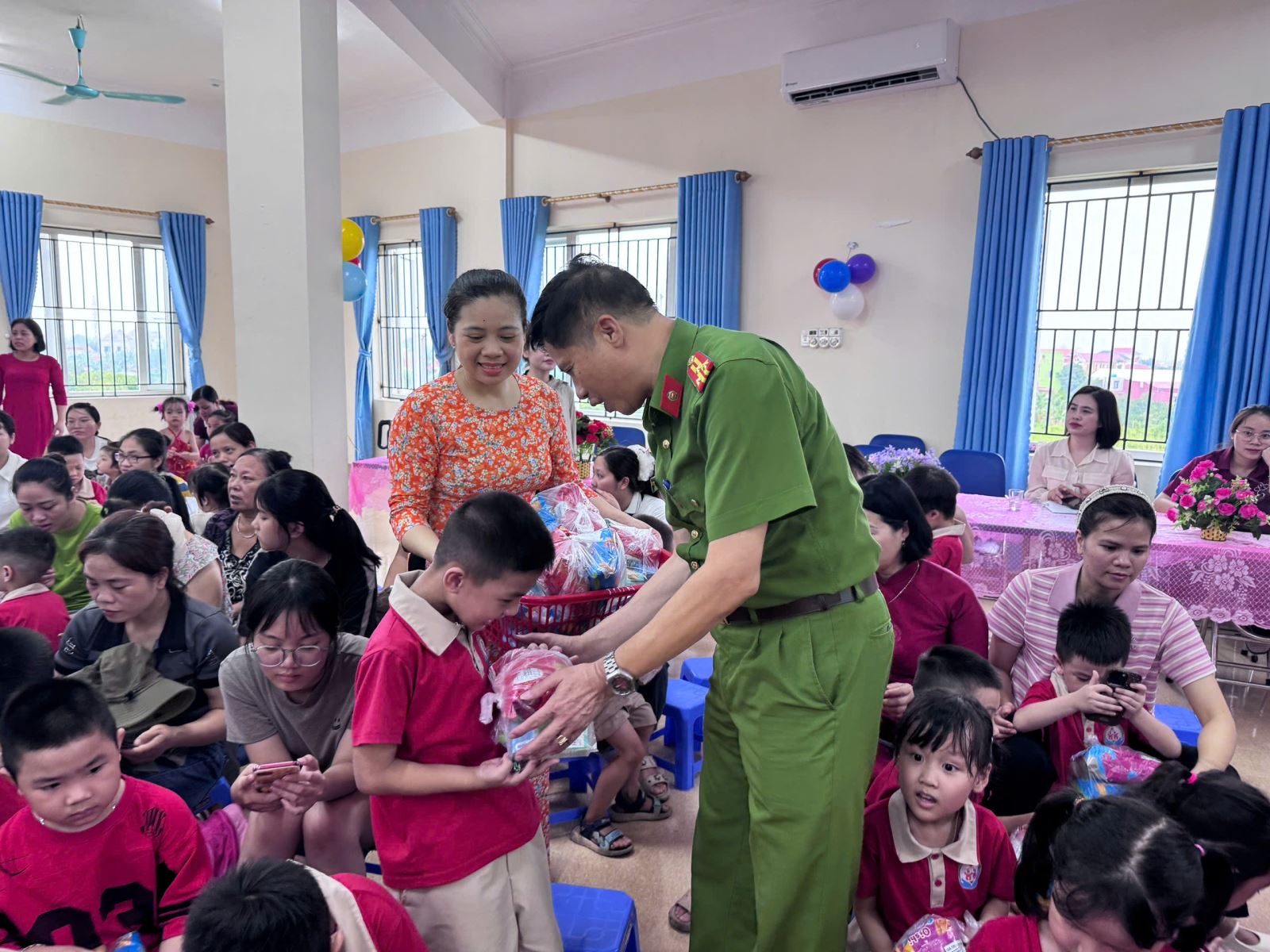    Công an xã Quang Hưng cùng các ban, ngành, đoàn thể xã tặng quà cho các cháu nhân ngày Quốc tế Thiếu nhi 01/6/2026
