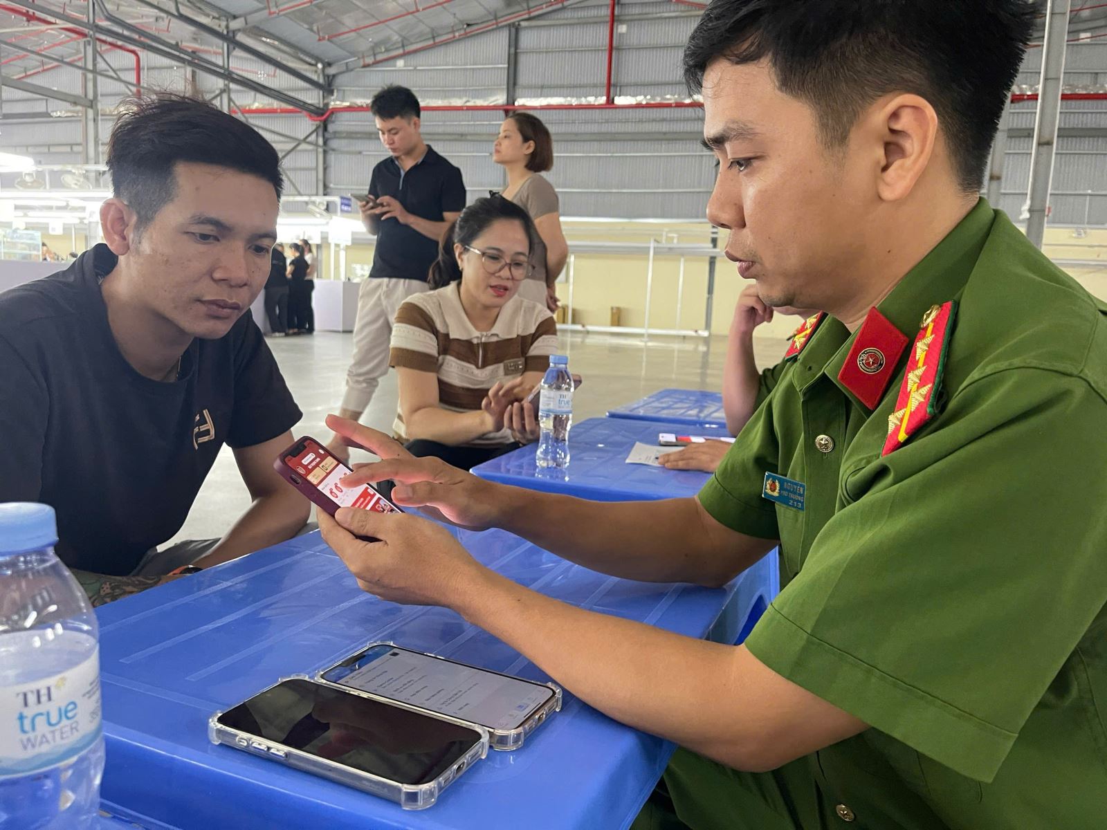 Công an xã Quang Lịch tăng cường tuyên truyền, hướng dẫn người dân cài đặt ứng dụng VNeTraffic