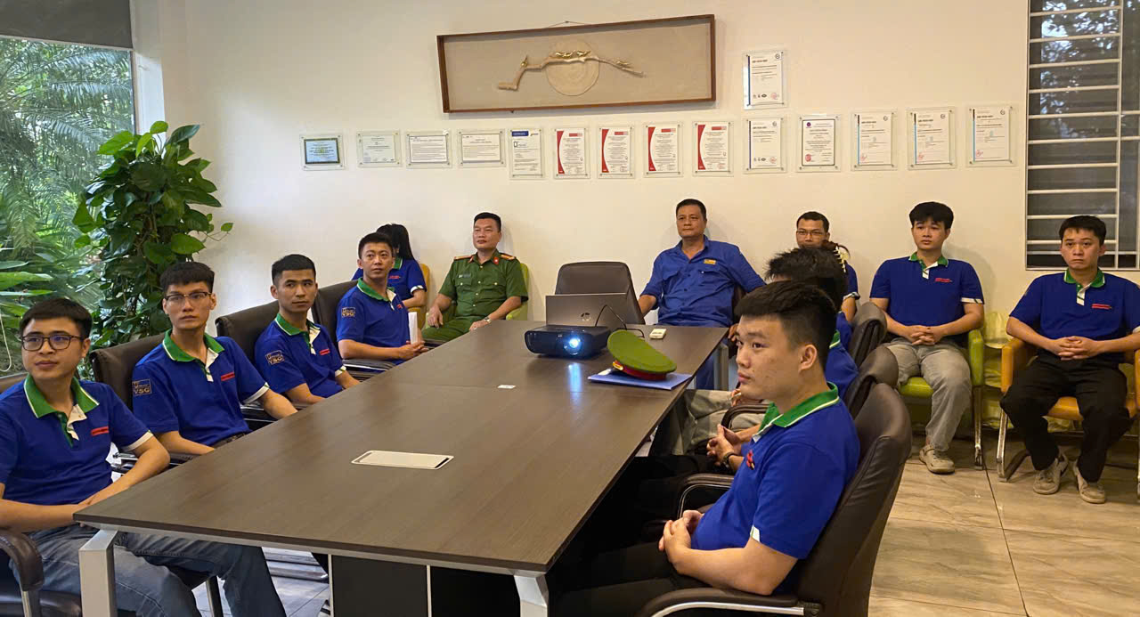 Công an phường Thượng Hồng phối hợp doanh nghiệp đẩy mạnh tuyên truyền ứng dụng VNeID, ký kết biên bản phối hợp thực hiện công tác chuyển đổi số