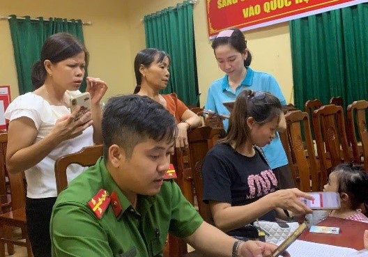 Công an xã Hoàng Hoa Thám quyết liệt thực hiện Chiến dịch hướng dẫn người dân kích hoạt và tích hợp thông tin, dữ liệu trên VNeID mức 2