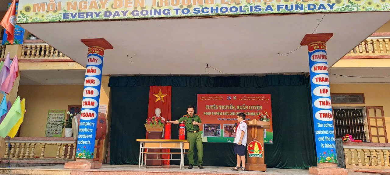 Phòng Cảnh sát PCCC và CNCH tổ chức tuyên truyền, trải nghiệm về PCCC và CNCH tại cơ sở trường học