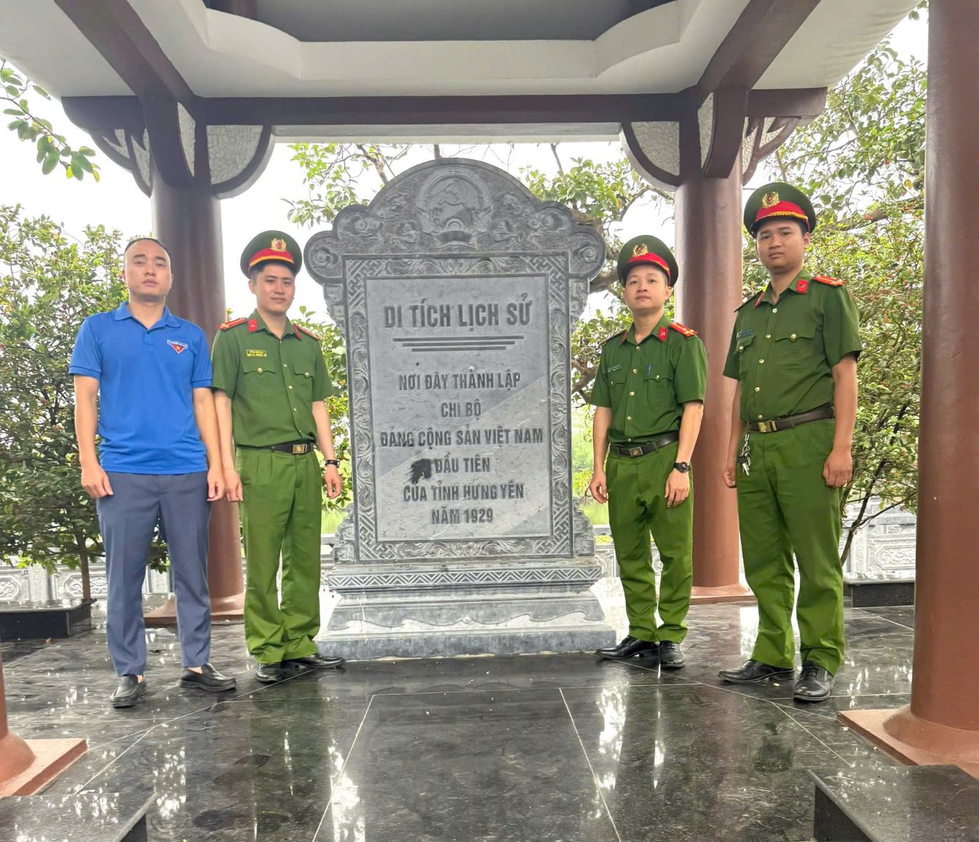 Công an xã Chí Minh tổ chức sinh hoạt chính trị và dâng hương, hoa tại khu di tích lịch sử Cây đa Sài Thị