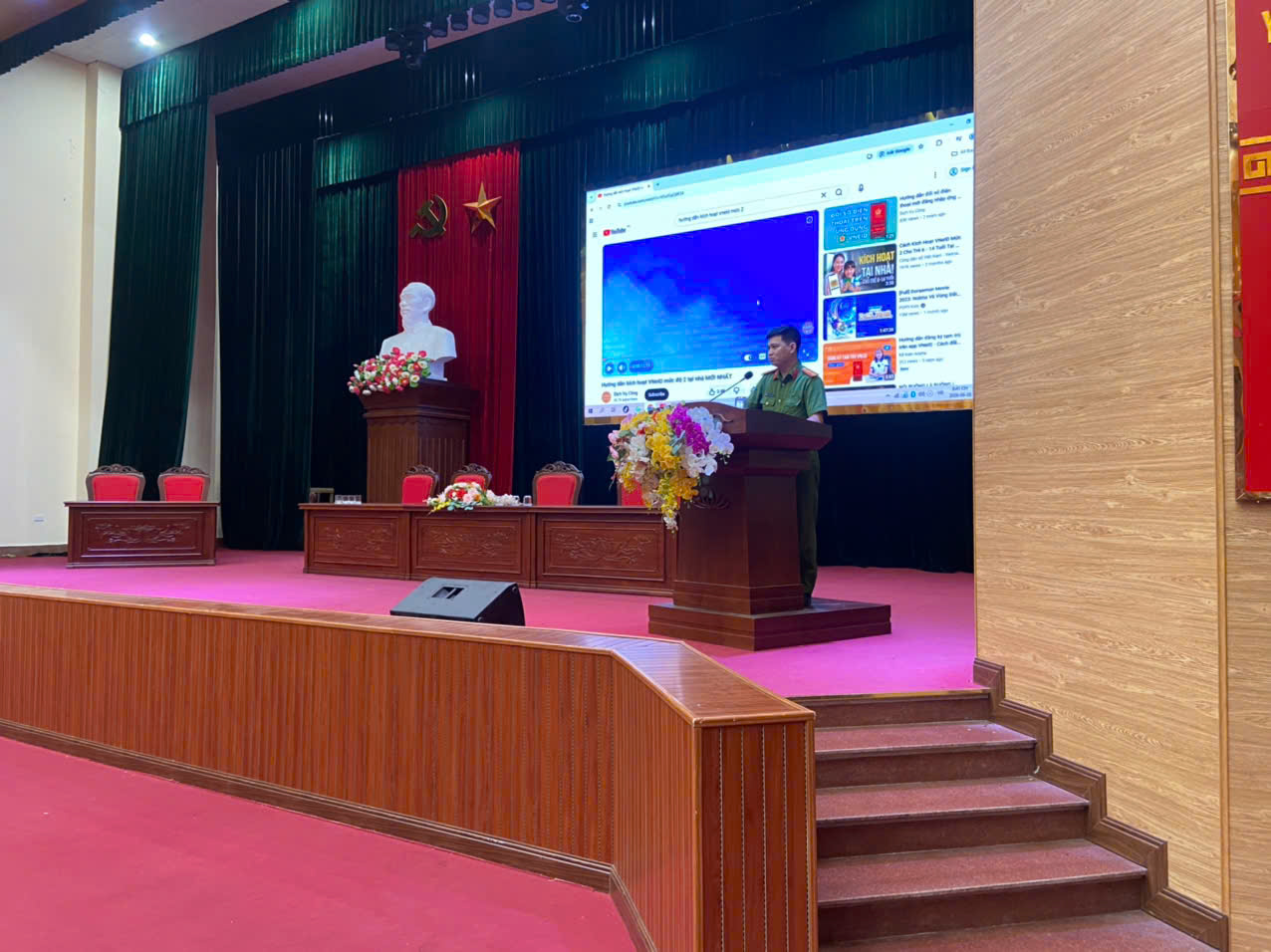 Công an phường Đường Hào tích cực tuyên truyền, hướng dẫn kích hoạt tài khoản định danh điện tử mức độ 2 và đăng ký dịch vụ công trực tuyến