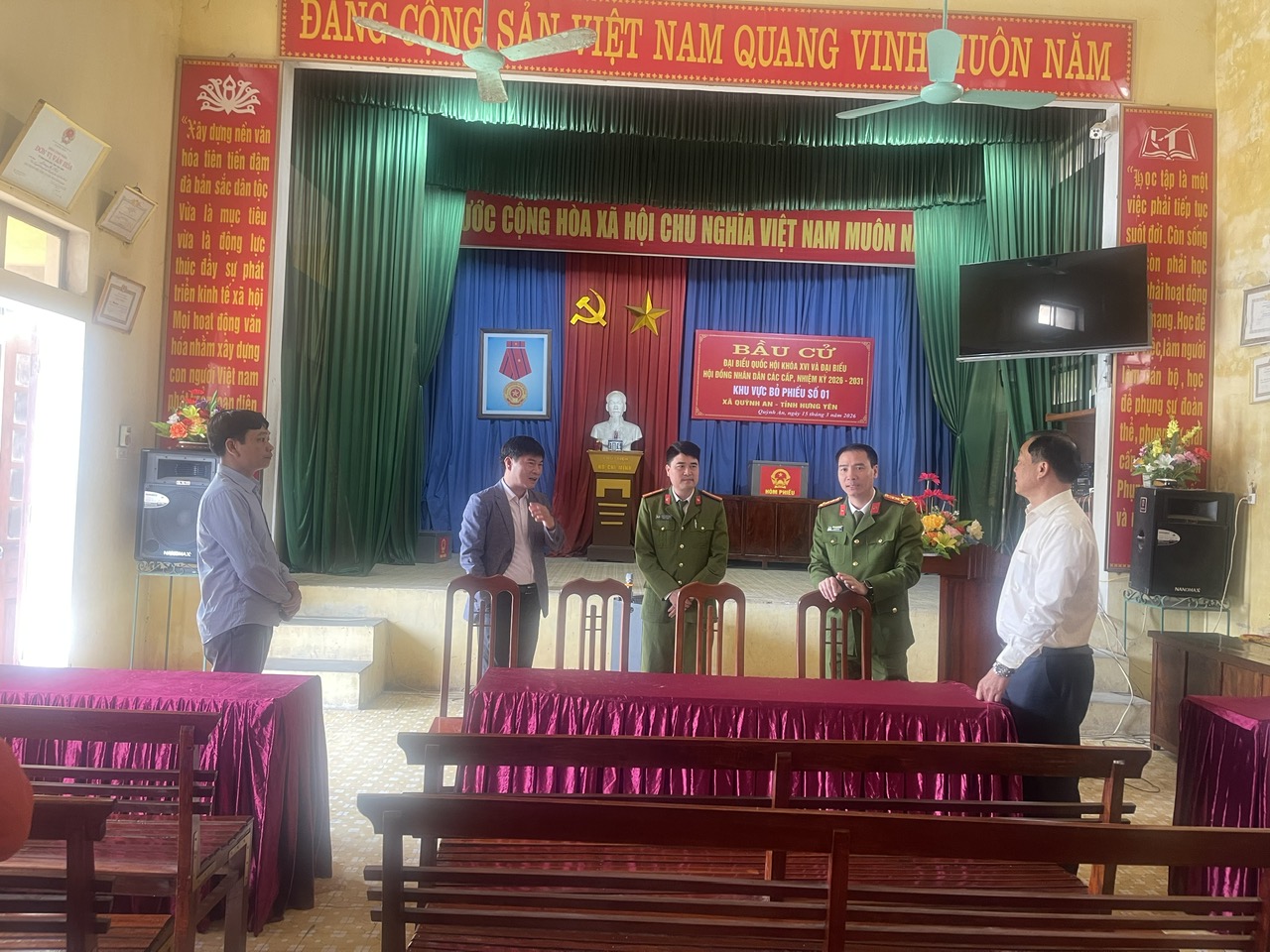 Đồng chí Đại tá Vũ Trung Thành – Phó Giám đốc Công an tỉnh kiểm tra công tác chuẩn bị bầu cử tại xã Quỳnh An