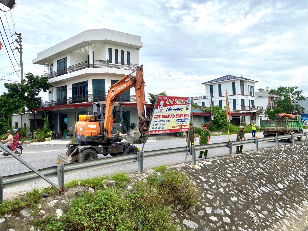 Công an xã Tiên La ra quân tháo dỡ biển vẫy, biển quảng cáo lắp đặt trái quy định