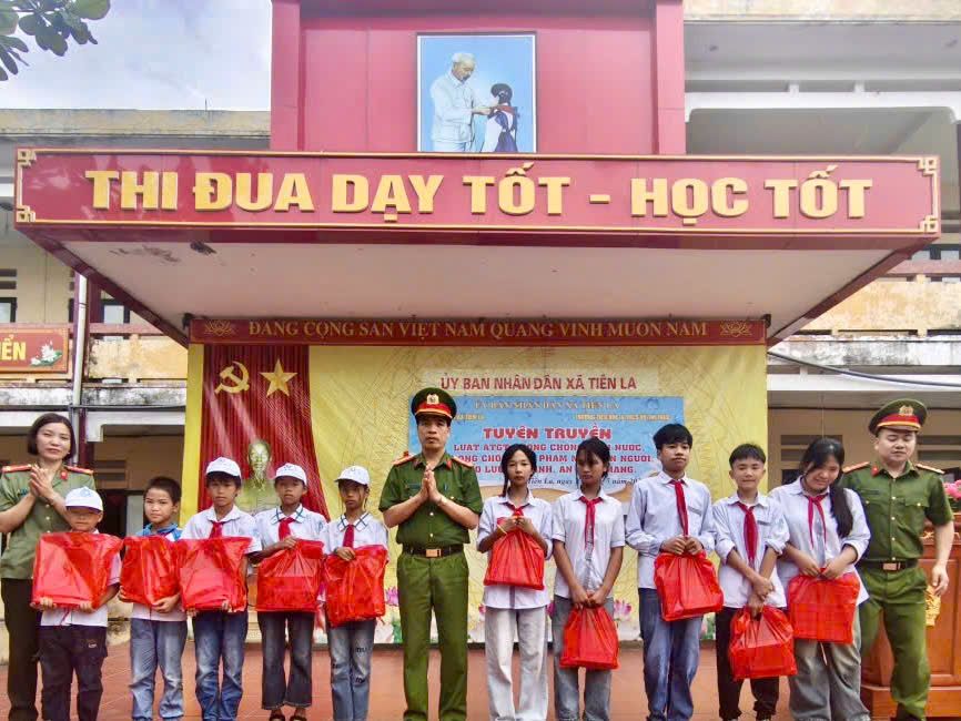 Công an xã Tiên La tuyên truyền, phổ biến pháp luật về an ninh mạng, phòng chống tội phạm công nghệ cao, phòng chống mua bán người, bạo lực gia đình 