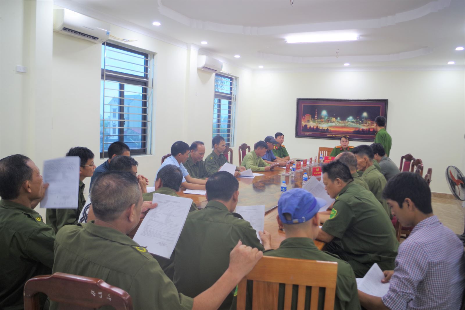 Công an xã Hồng Quang tổ chức họp giao ban, phân công nhiệm vụ triển khai tổng rà soát, làm sạch dữ liệu đăng ký phương tiện và giấy phép lái xe trên địa bàn xã