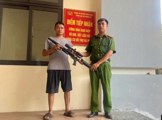 Công an xã Hiệp Cường, tỉnh Hưng Yên: Tiếp nhận vũ khí quân dụng do người dân tự giác giao nộp