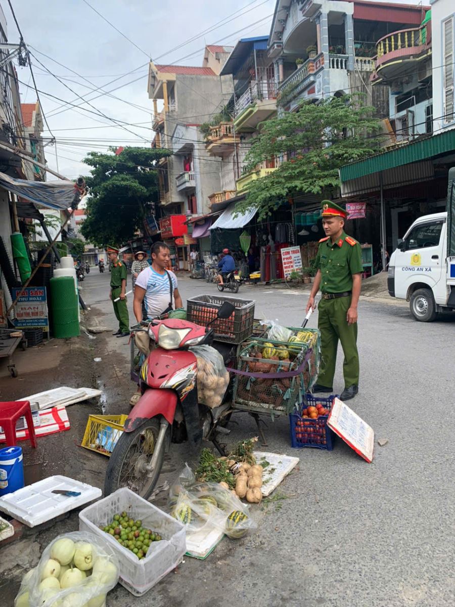 Công an xã Hồng Quang tăng cường quản lý địa bàn, lập trật tự công cộng lòng đường, vỉa hè