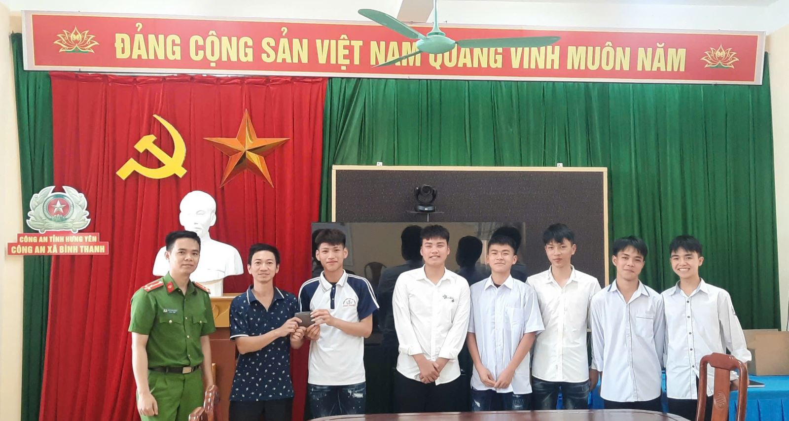Công an xã Bình Thanh xác minh, trao trả tài sản cho người dân bị đánh rơi 
