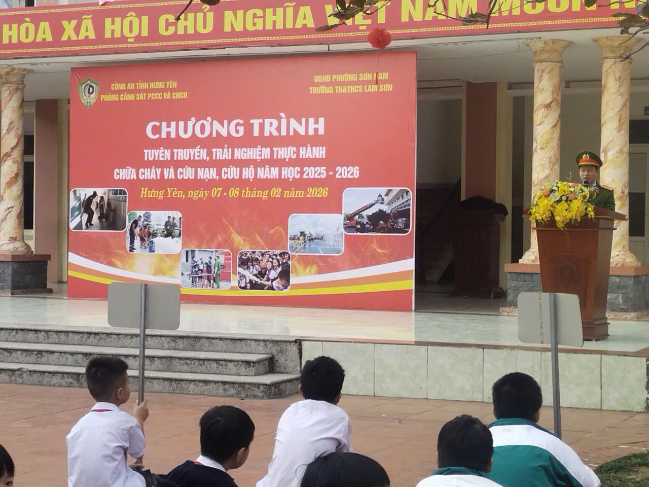 Tuyên truyền, trải nghiệm, thực hành chữa cháy và cứu nạn cứu hộ tại Trường Tiểu học và Trung học cơ sở Lam Sơn, phường Sơn Nam