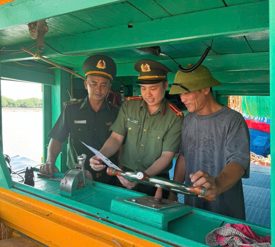 Phòng An ninh đối ngoại tổ chức tuyên truyền pháp luật về biển đảo và tặng quà ngư dân tại xã Nam Cường