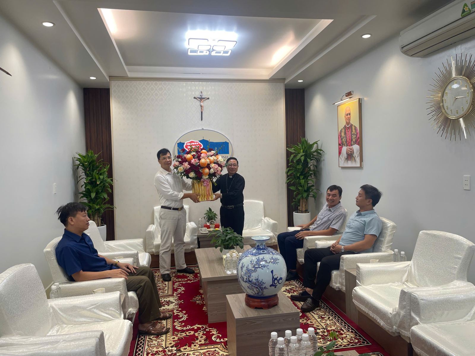 Phòng An ninh nội địa thăm, chúc mừng Giám mục Đặng Văn Cầu - Giám mục Chính tòa Giáo phận Thái Bình