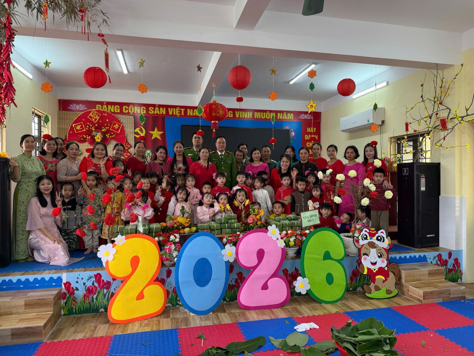 Công an xã Trà Giang mang mùa xuân ấm áp đến với trẻ mầm non qua chương trình “Tết yêu thương, Xuân sum vầy”