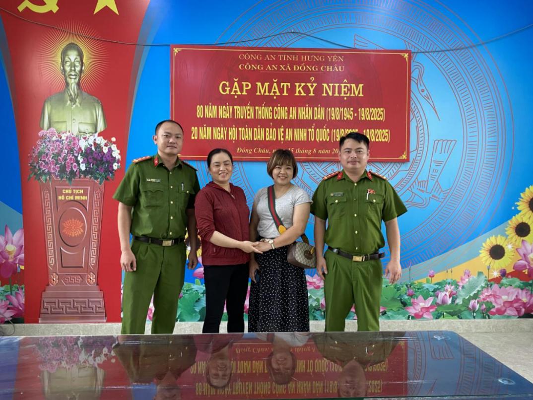 Công an xã Đồng Châu, tỉnh Hưng Yên phối hợp Công an xã Nam Phù, thành phố Hà Nội trao trả lại 57,3 triệu đồng cho người chuyển nhầm tài khoản.