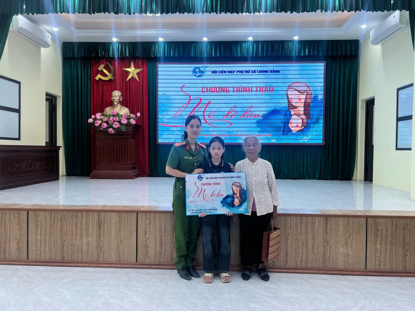 Công an xã Lương Bằng nhận đỡ đầu cháu bé có hoàn cảnh khó khăn