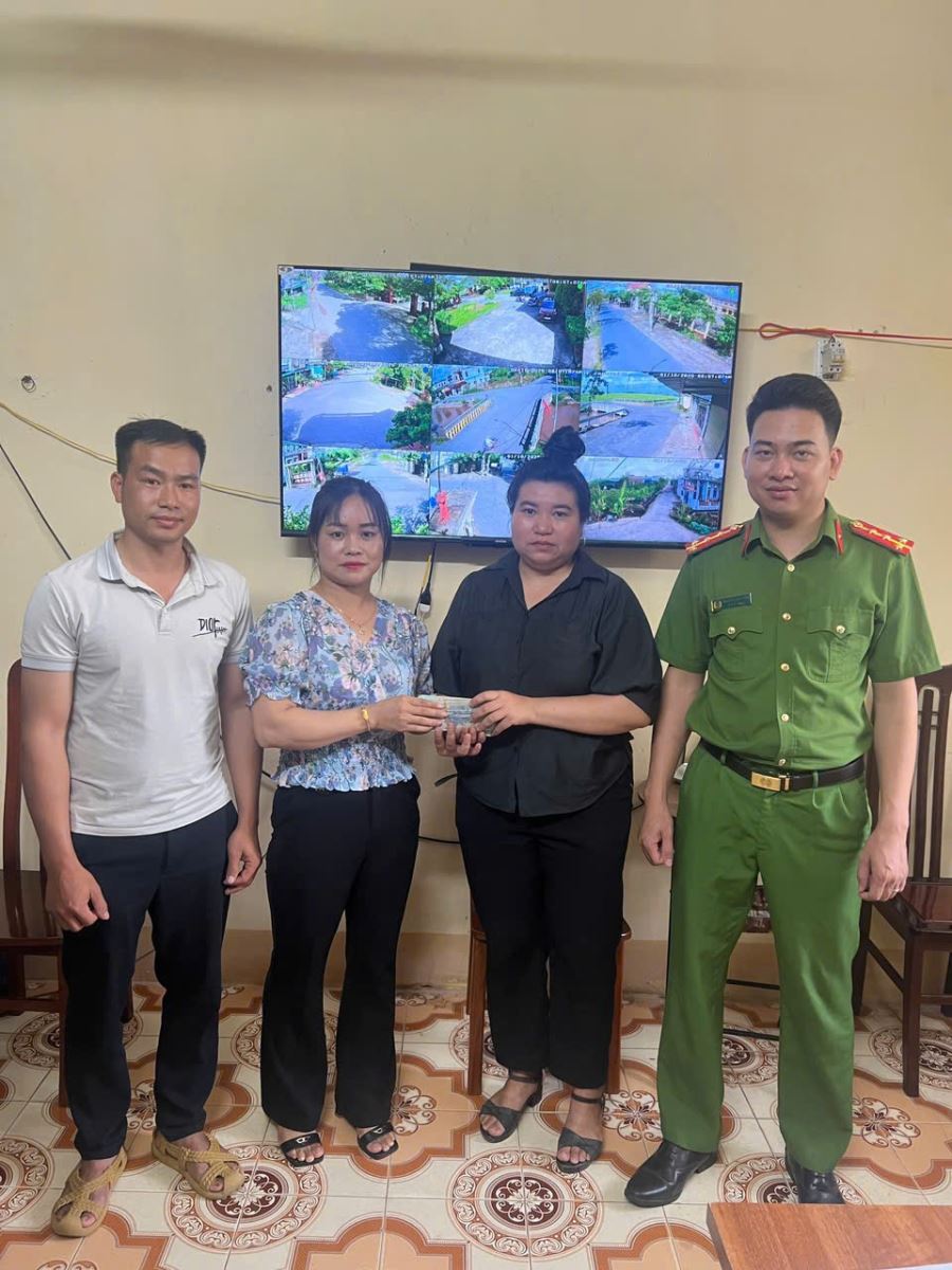 Công an xã Đông Tiền Hải giúp đỡ một phụ nữ vùng cao nhận lại số tiền đã chuyển nhầm	
