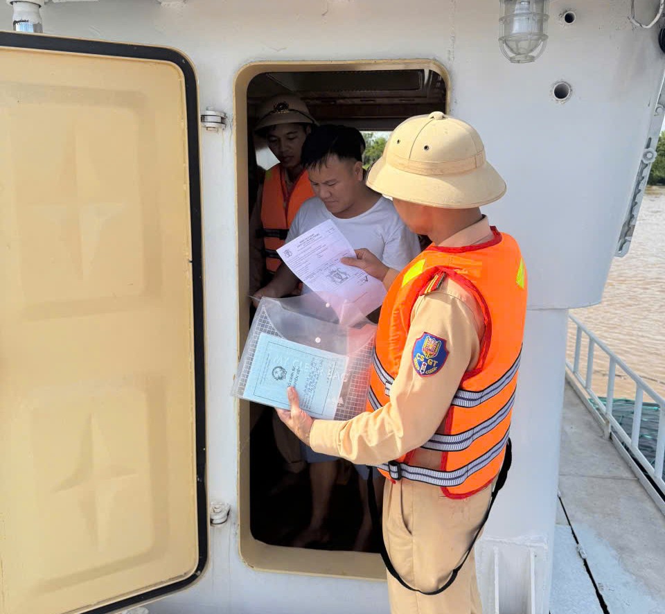 Trạm Cảnh sát đường thuỷ Bến Hiệp tích cực triển khai các biện pháp tuyên truyền, hướng dẫn biện pháp phòng, chống lũ, nước sông dâng cao