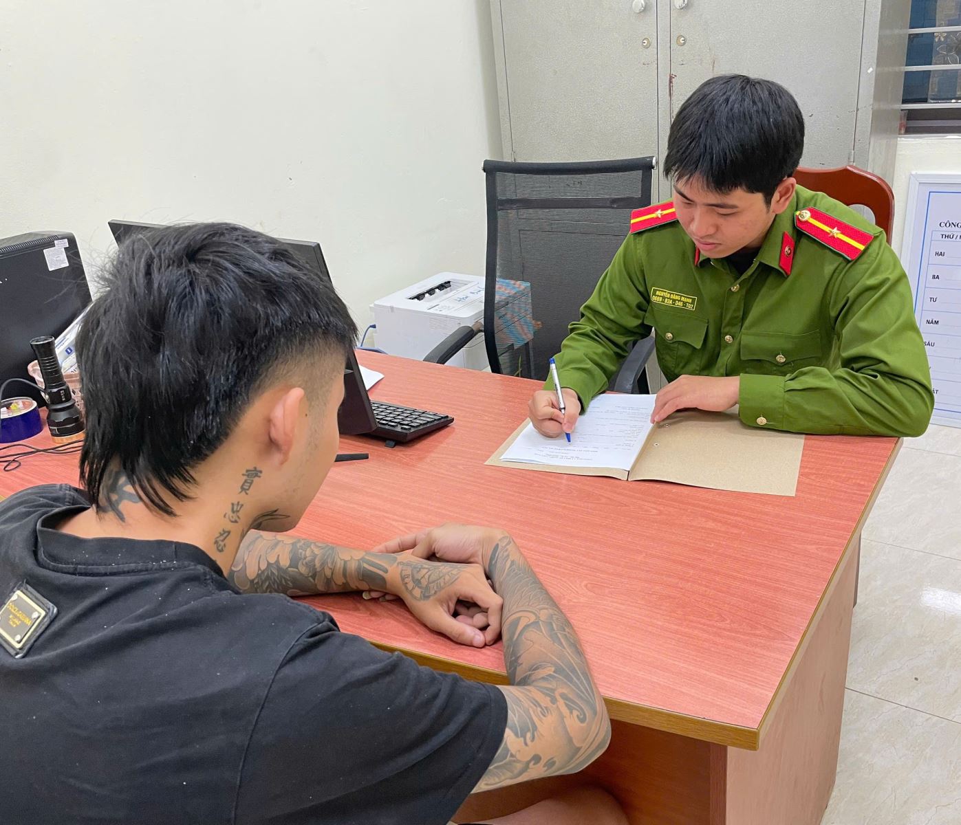 Công an xã Quang Lịch phát hiện, đấu tranh, truy xét nhóm đối tượng Tổ chức sử dụng trái phép chất ma túy