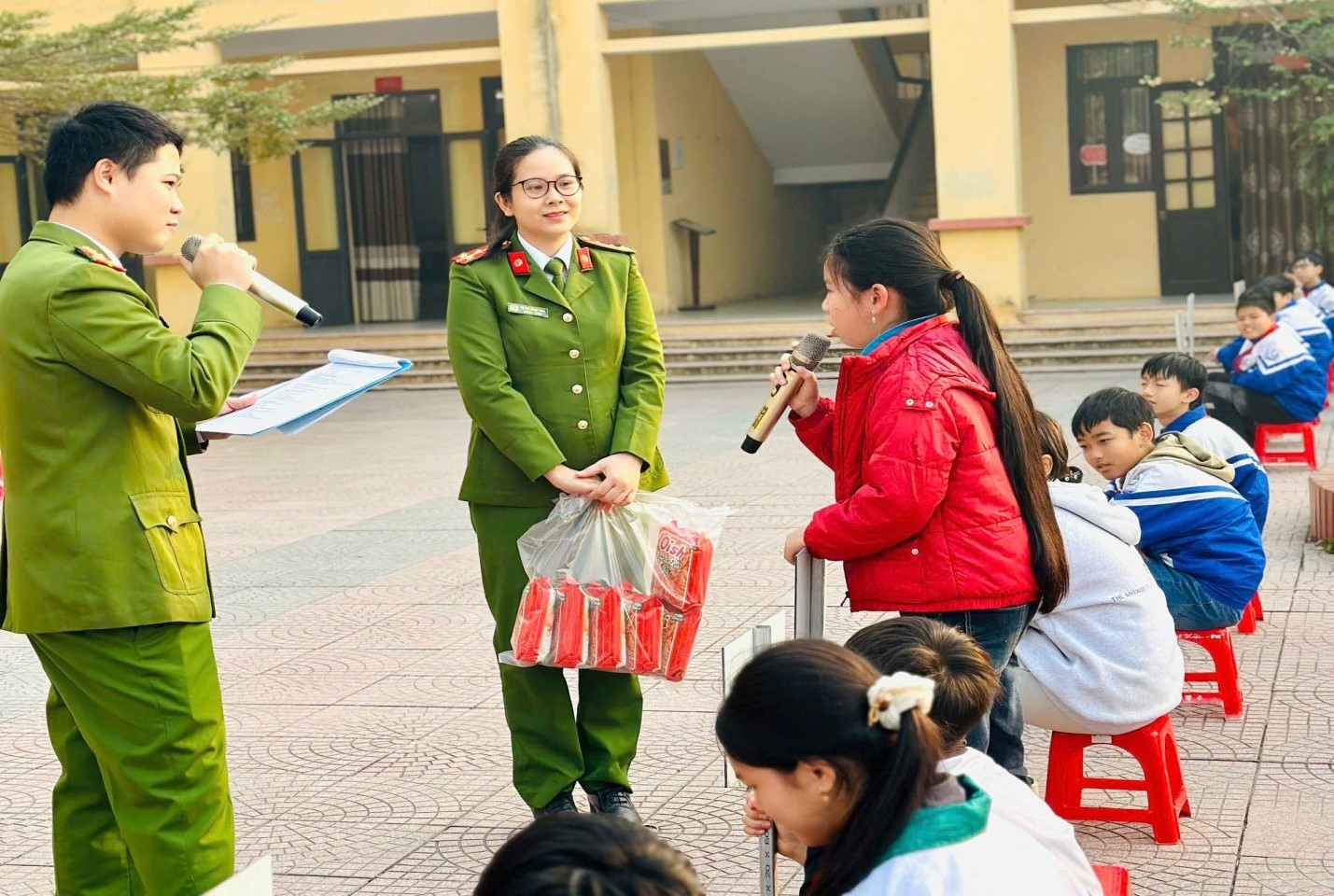 Tuyên truyền phòng, chống bạo lực học đường, pháo nổ, tàng trữ vật liệu nổ và đảm bảo an toàn giao thông trong các trường học 