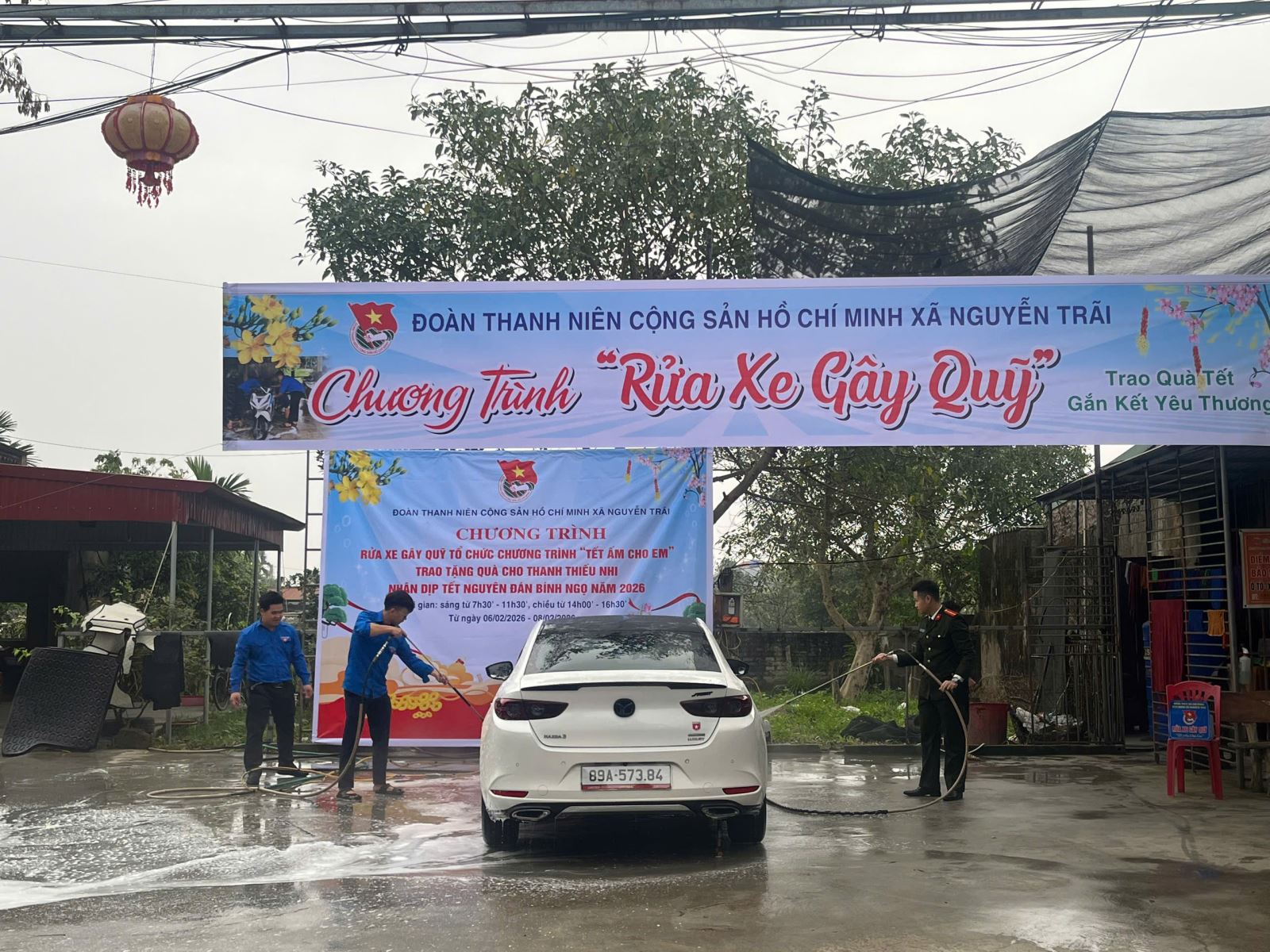 Công an xã Nguyễn Trãi rửa xe gây quỹ, tặng quà cho thanh thiếu nhi trên địa bàn