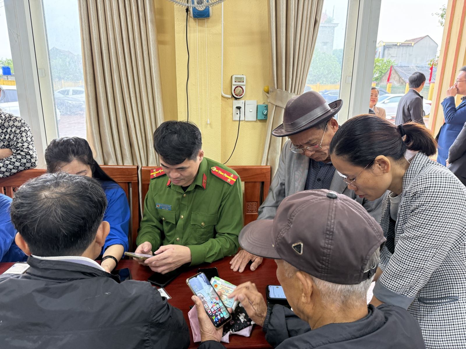 Công an xã Nguyễn Trãi tận tâm hỗ trợ người dân tích hợp tài khoản An sinh xã hội trên VneID