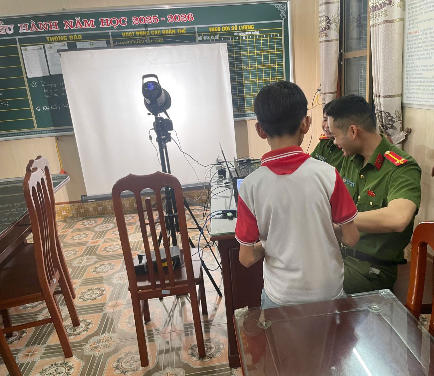 Công an xã Quỳnh An triển khai đợt cao điểm cấp thẻ căn cước và định danh điện tử cho trẻ từ 6 đến dưới 14 tuổi trên địa bàn