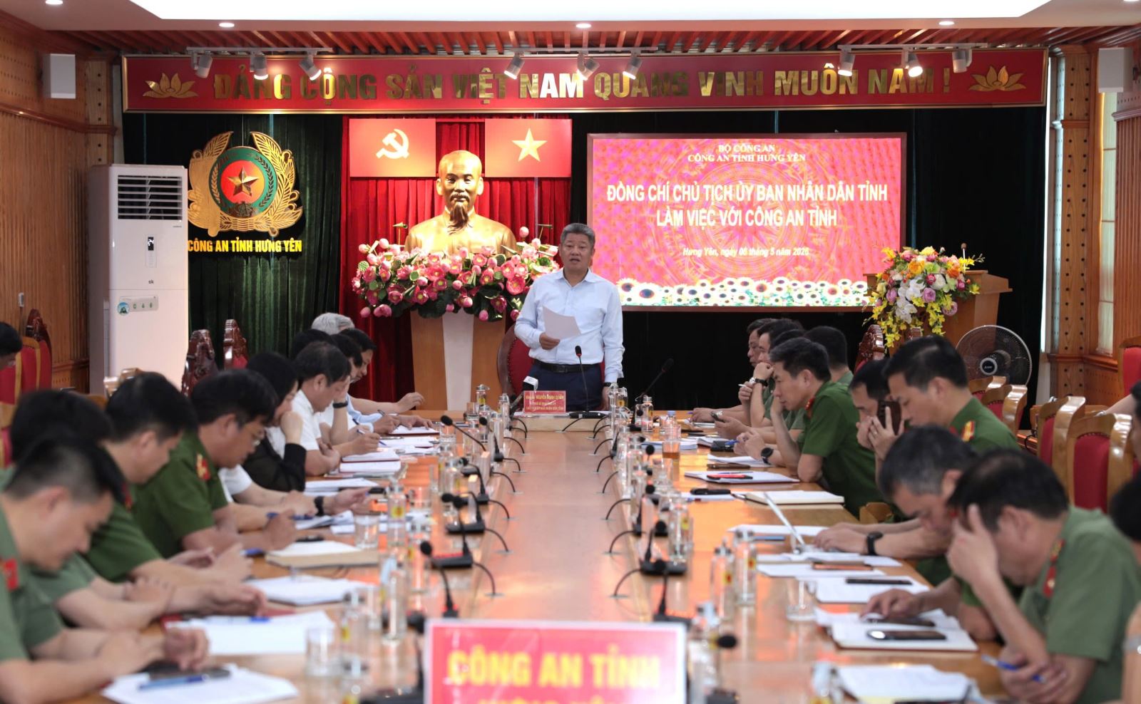 Đồng chí Nguyễn Mạnh Quyền, Phó Bí thư Tỉnh ủy, Chủ tịch UBND tỉnh làm việc với Công an tỉnh về tình hình an ninh, trật tự 4 tháng đầu năm 2026 và Chương trình công tác năm 2026