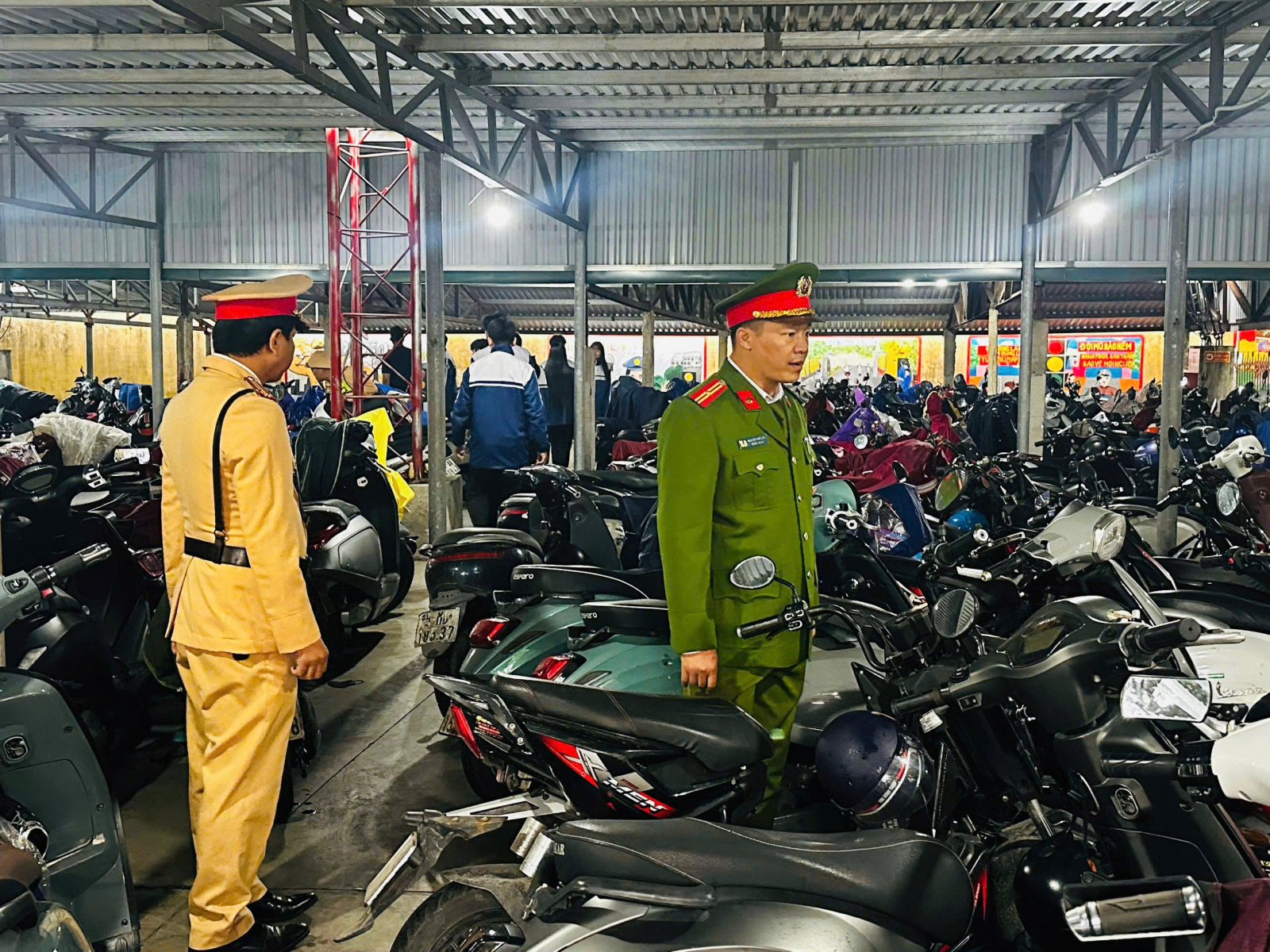 Công an xã Thái Thuỵ phối hợp kiểm tra việc chấp hành quy định pháp luật về trật tự an toàn giao thông của học sinh tại các trường học