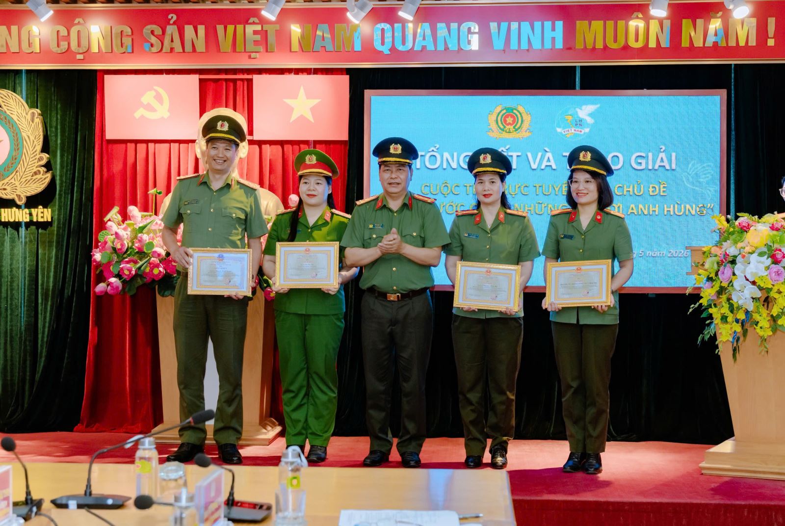 Hội Phụ nữ Công an tỉnh tổ chức tổng kết và trao giải Cuộc thi trực tuyến “Theo bước chân những người anh hùng”
