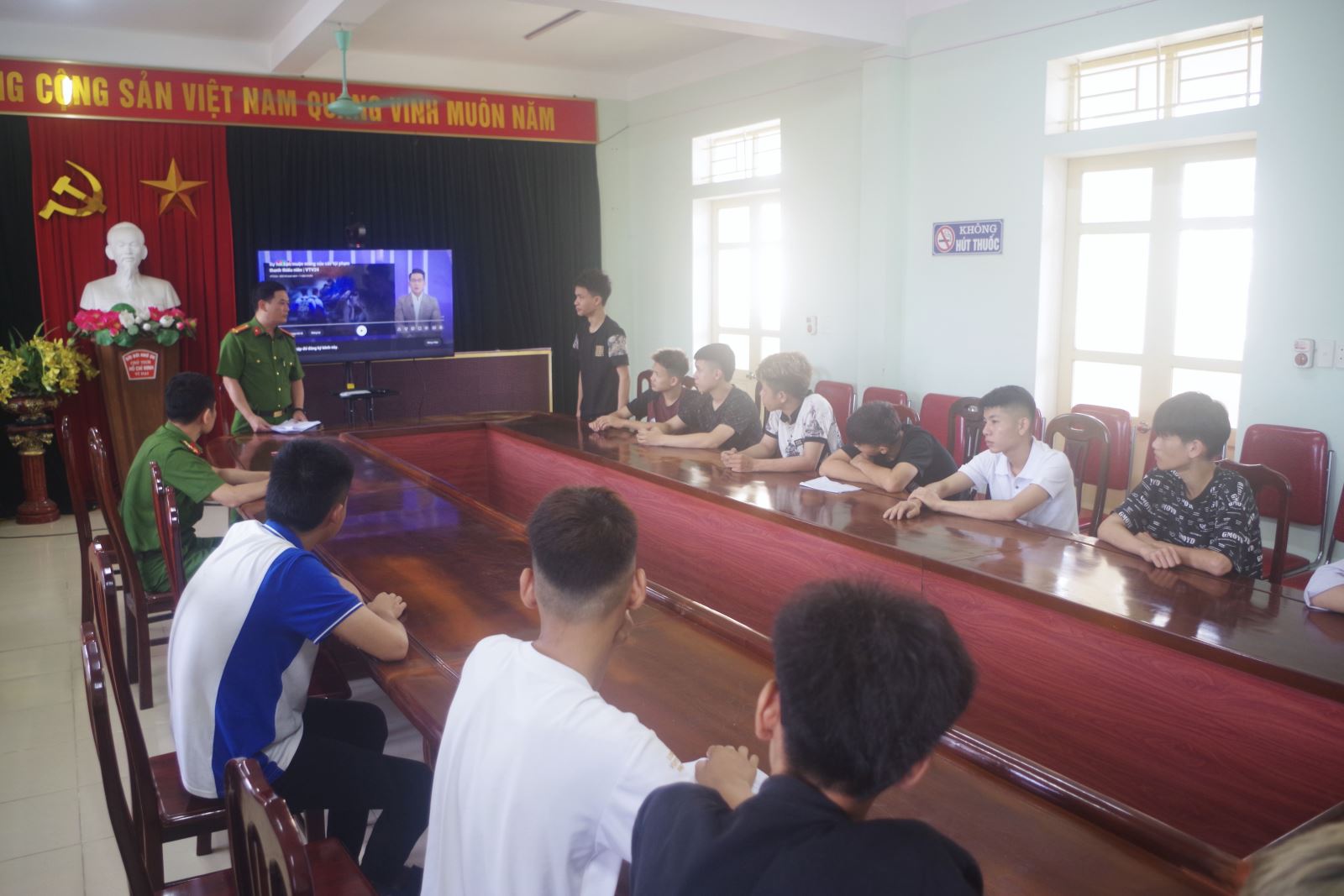 Công an xã Lê Lợi tuyên truyền, giáo dục, ký cam kết chấp hành nghiêm quy định của pháp luật cho thanh thiếu niên hư, có nguy cơ vi phạm pháp luật trên địa bàn