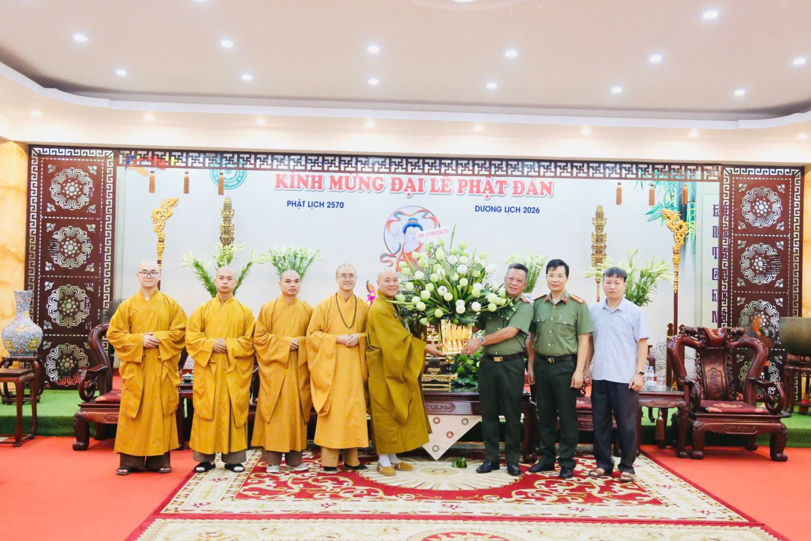 Đồng chí Giám đốc Công an tỉnh thăm, chúc mừng các Chức sắc, Tăng Ni, Phật tử tại chùa Phúc Lâm Tiên Quán