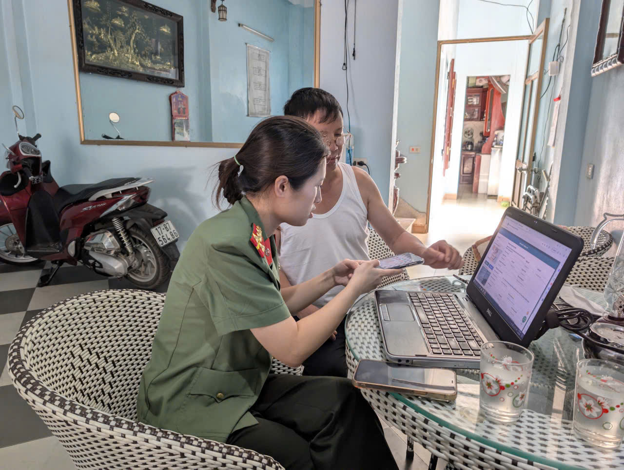 Công an xã Lê Lợi tuyên truyền, hướng dẫn các cơ sở lưu trú triển khai phần mềm khai báo cư trú mới