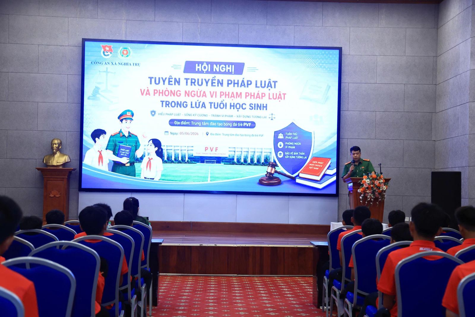 Chi đoàn Công an xã Nghĩa Trụ tuyên truyền pháp luật và phòng ngừa tội phạm cho học sinh Trung tâm đào tạo bóng đá trẻ PVF