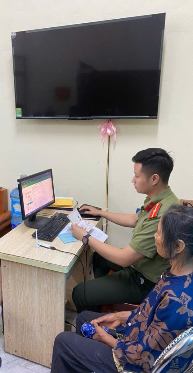 Công an xã Nguyễn Trãi tích cực hướng dẫn cơ sở lưu trú khai báo tạm trú cho người nước ngoài trên phần mềm mới