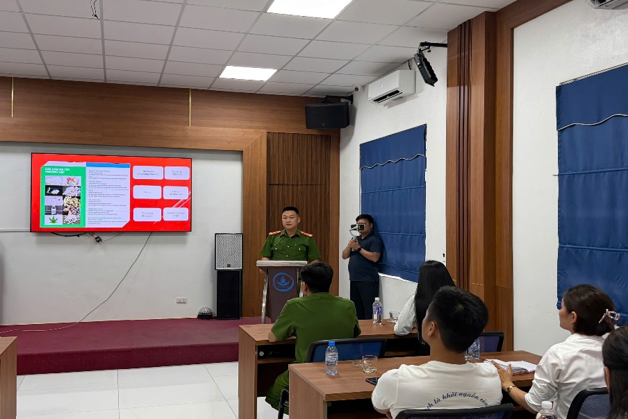 Công an xã Vũ Quý tăng cường tuyên truyền pháp luật về phòng, chống ma túy trong doanh nghiệp, xây dựng môi trường làm việc an toàn, lành mạnh
