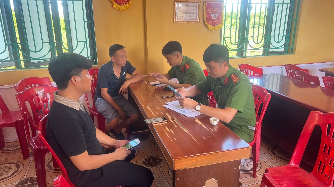 Đoàn thanh niên, Hội phụ nữ Phòng Cảnh sát quản lý hành chính về trật tự xã hội hỗ trợ người dân kích hoạt tài khoản định danh điện tử