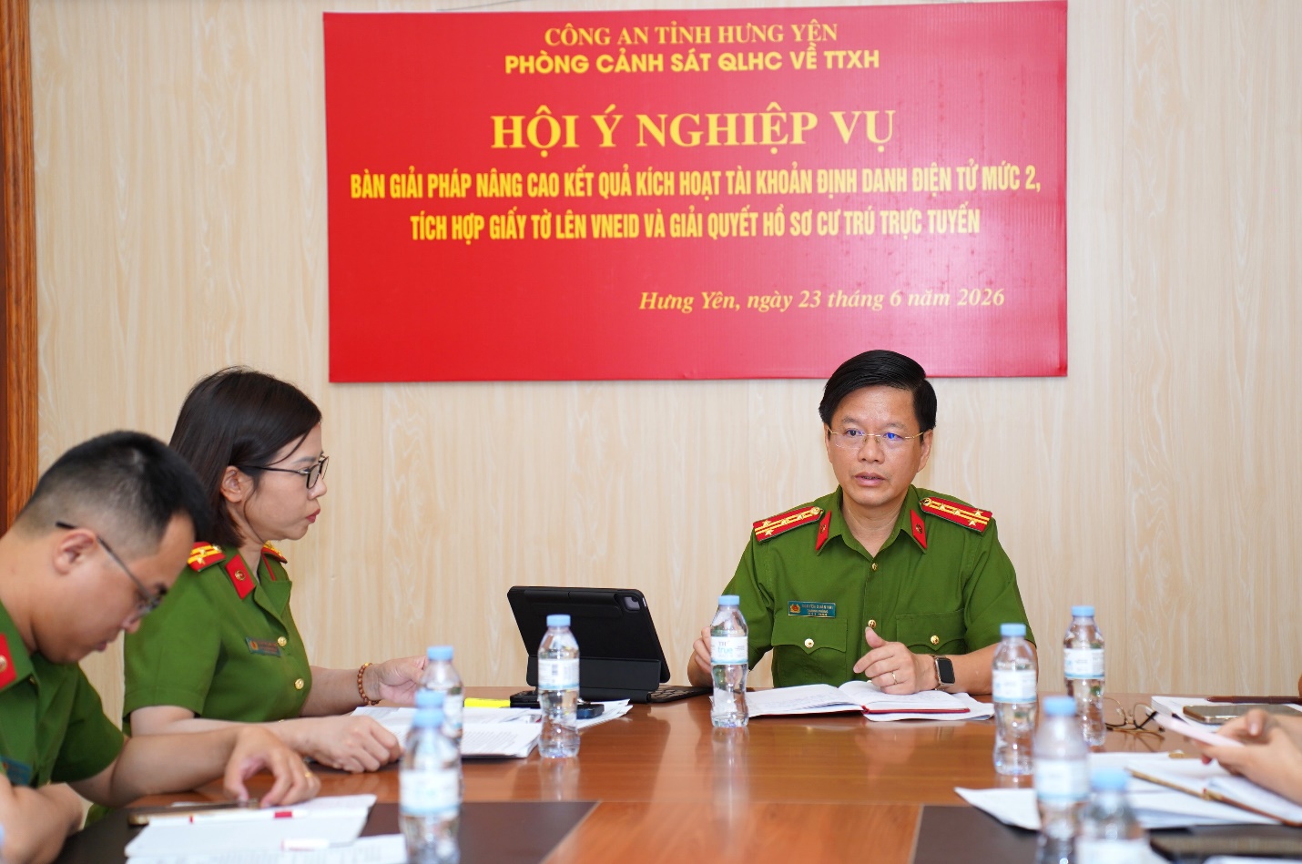 Hội ý nghiệp vụ tháo gỡ điểm nghẽn, đẩy nhanh tiến độ kích hoạt tài khoản định danh điện tử và giải quyết thủ tục hành chính trực tuyến