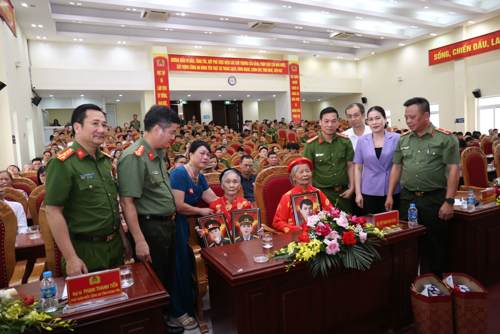 Lan tỏa đạo lý “Uống nước nhớ nguồn” từ chương trình phục dựng và trao tặng ảnh liệt sĩ
