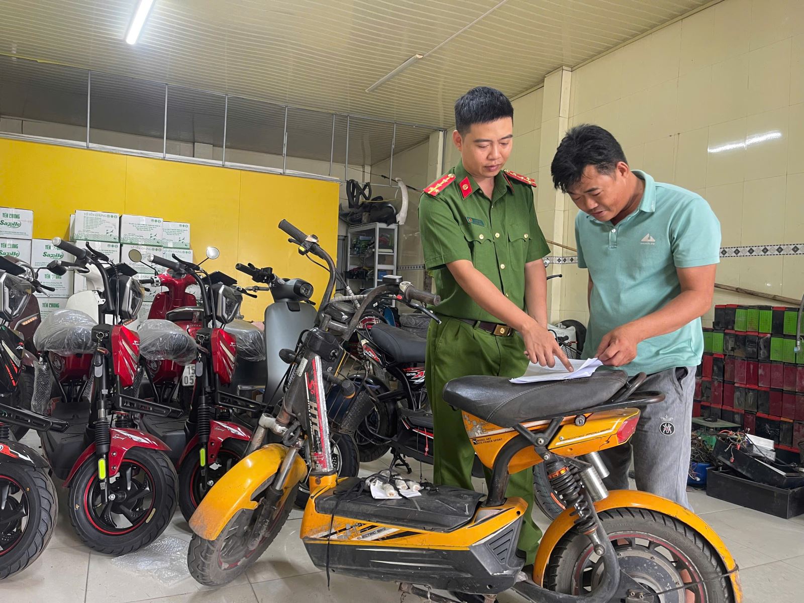 Công an xã Nam Đông Hưng rà soát, tuyên truyền, ký cam kết đối với các cơ sở sửa chữa xe gắn máy, cơ khí