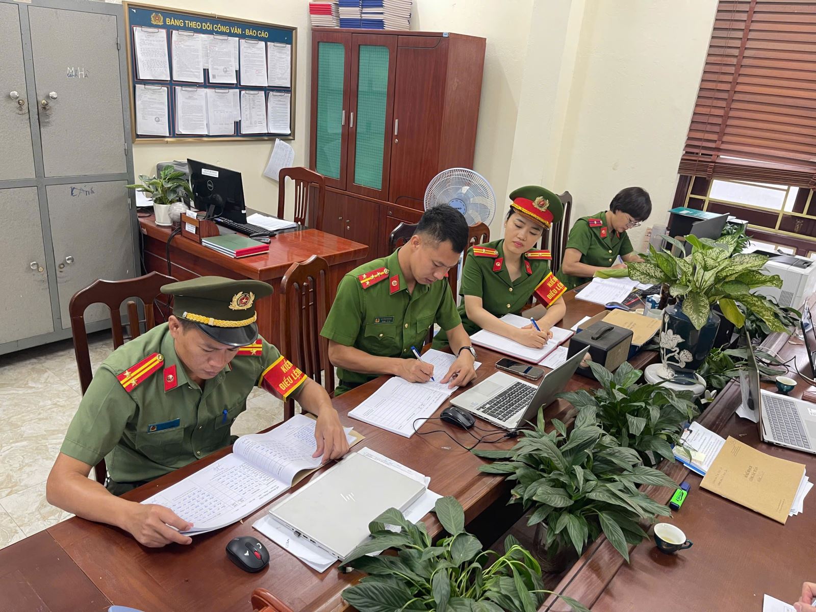 Công an xã Phụng Công siết chặt kỷ luật, kỷ cương, nâng cao chất lượng phục vụ Nhân dân