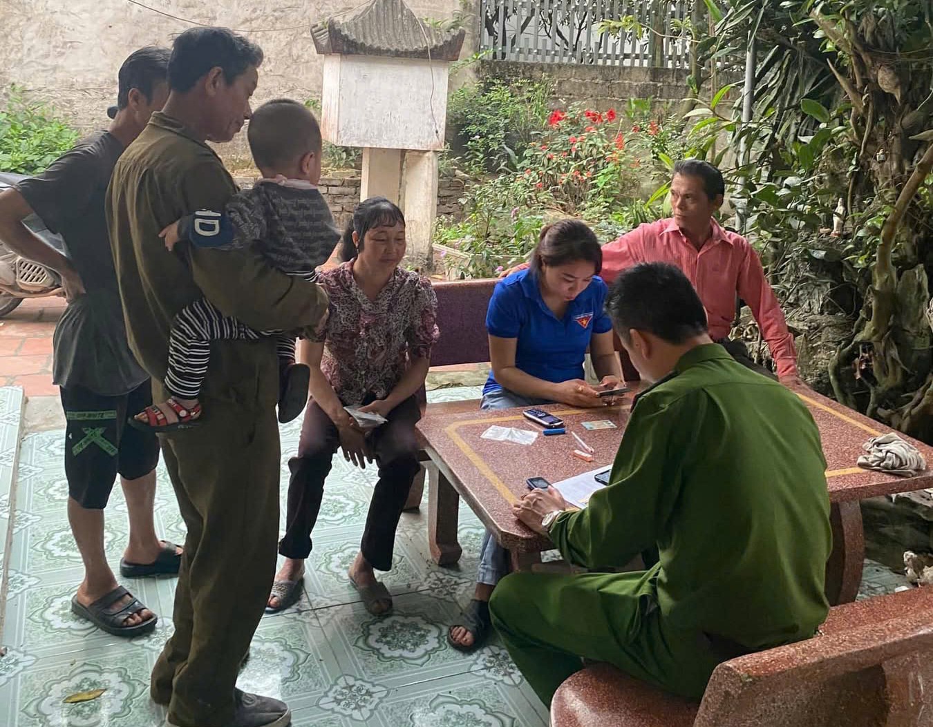 Công an xã Nguyễn Trãi tích cực hỗ trợ người dân kích hoạt tài khoản định danh điện tử mức 2 và tích hợp giấy tờ trên ứng dụng VNeID