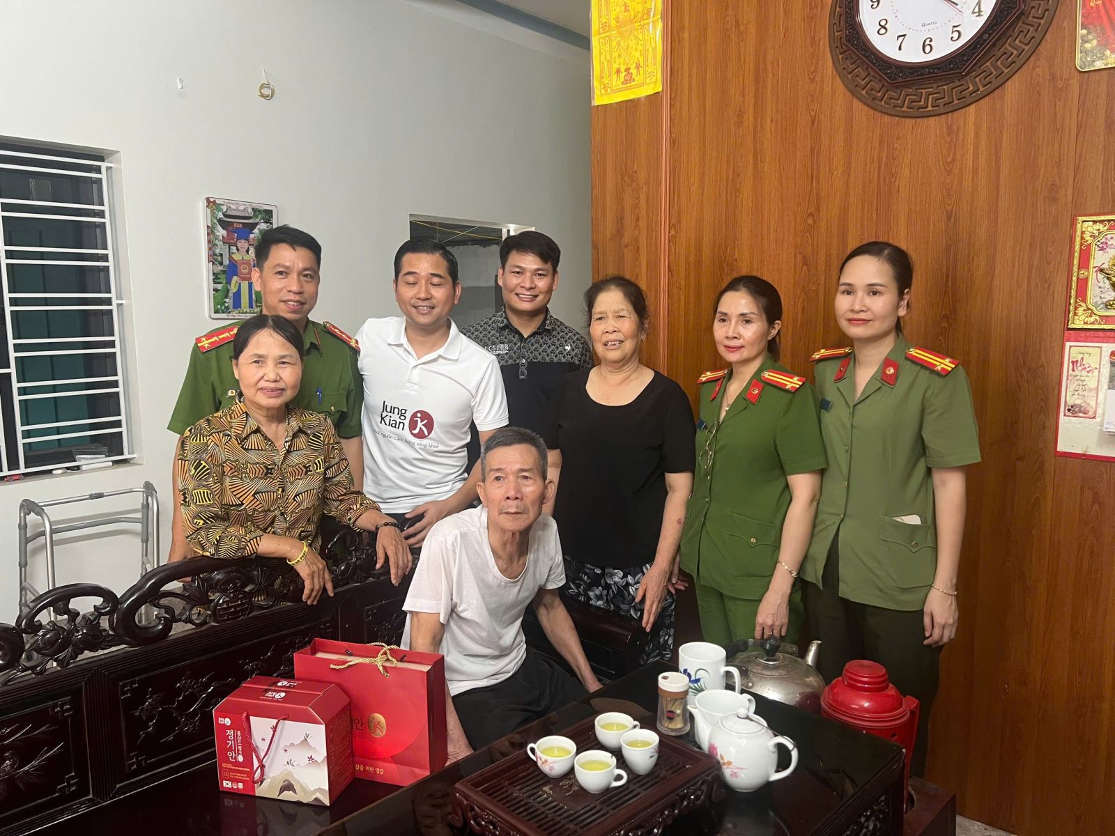 Công an phường Hồng Châu tặng quà cho gia đình lực lượng an ninh trật tự ở cơ sở có hoàn cảnh khó khăn trên địa bàn