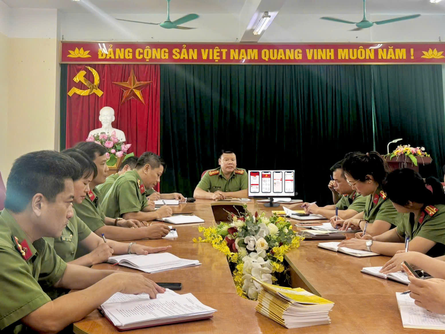 Đảng ủy phòng Kỹ thuật nghiệp vụ và ngoại tuyến đẩy mạnh chuyển đổi số: Ứng dụng Sổ tay đảng viên điện tử - hiện đại hóa công tác Đảng