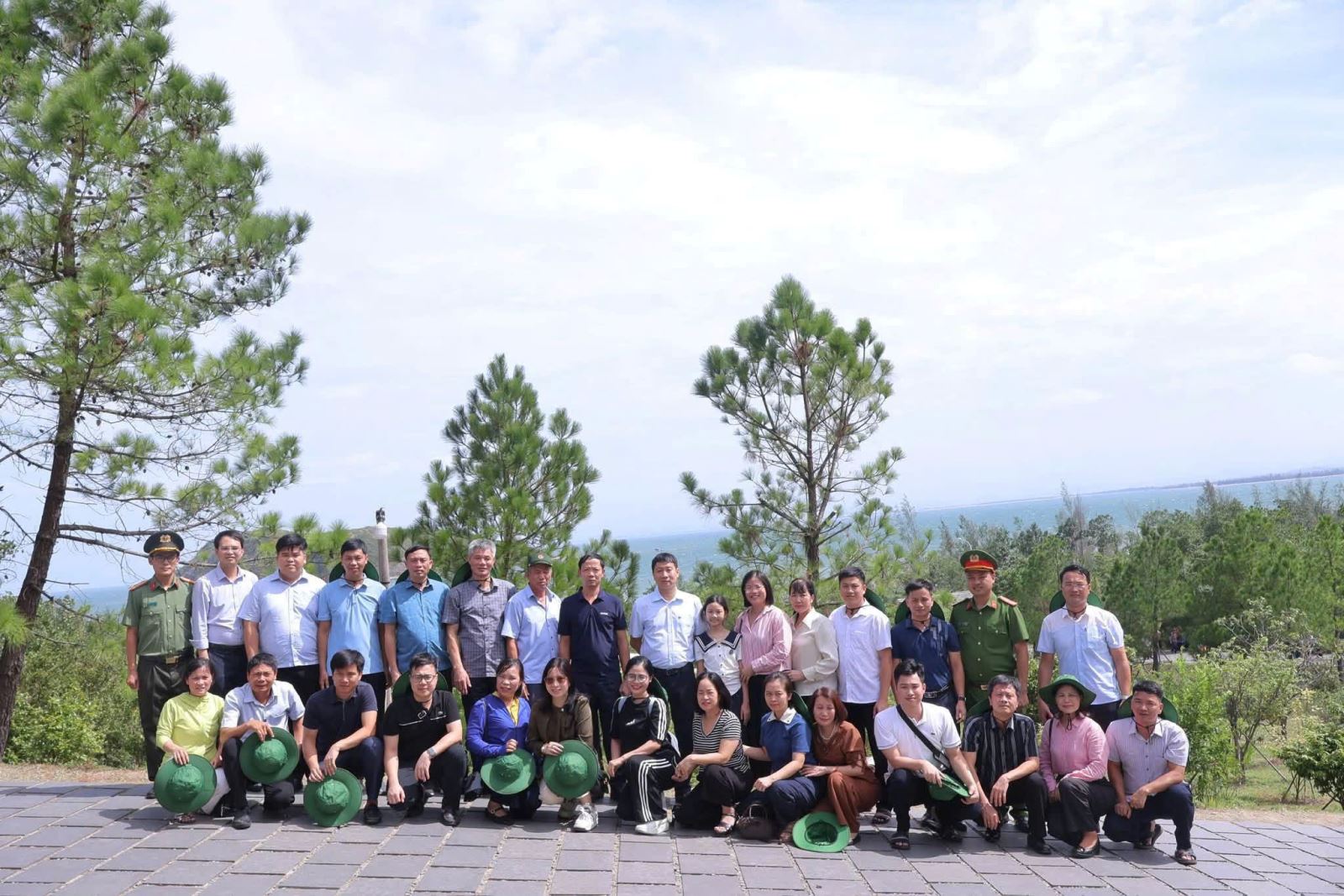 Công an xã Nghĩa Trụ tham gia hành trình về nguồn, tri ân các thế hệ cha anh