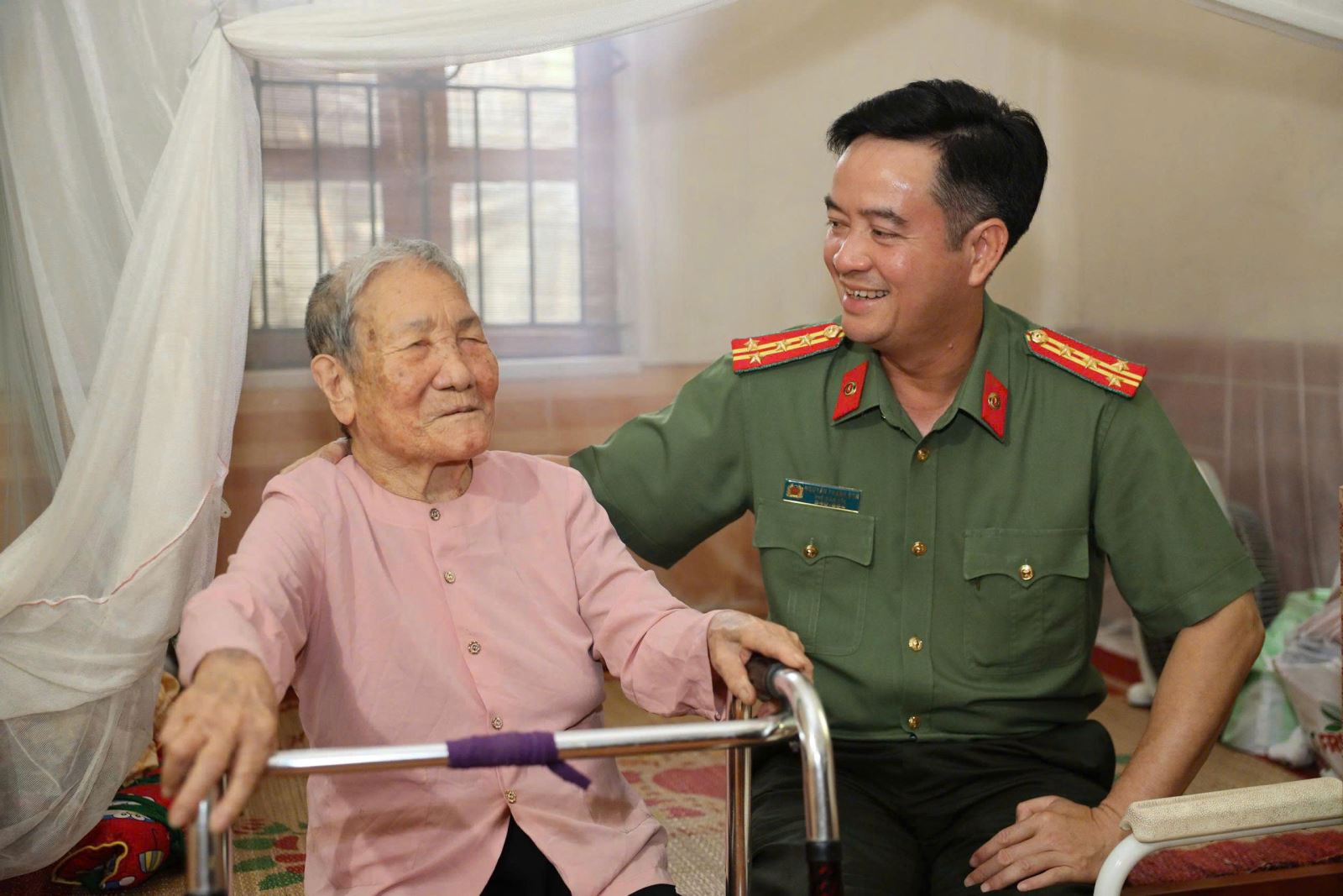Đại tá Nguyễn Thành Sơn, Phó Giám đốc Công an tỉnh thăm hỏi, tặng quà Mẹ Việt Nam Anh hùng Phạm Thị Sự