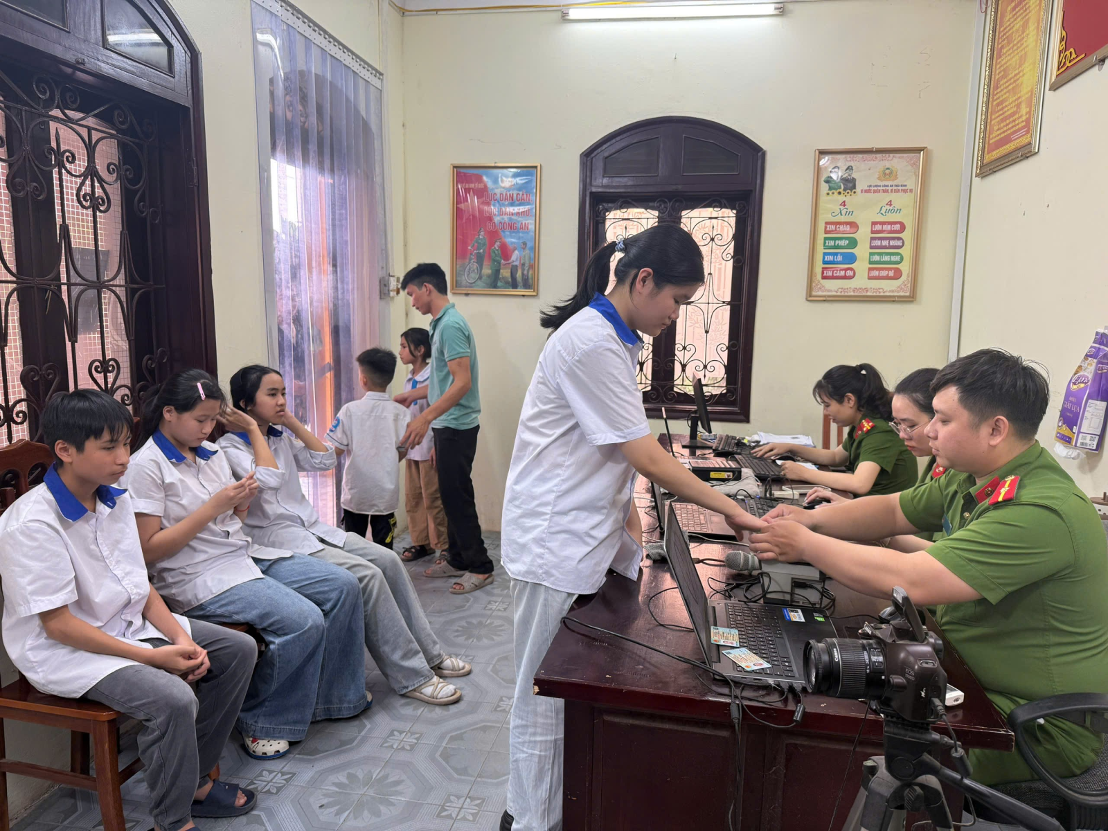 Công an xã Hưng Hà triển khai cao điểm thu nhận căn cước và tài khoản định danh điện tử mức 2 cho công dân từ đủ 6 tuổi đến dưới 14 tuổi
