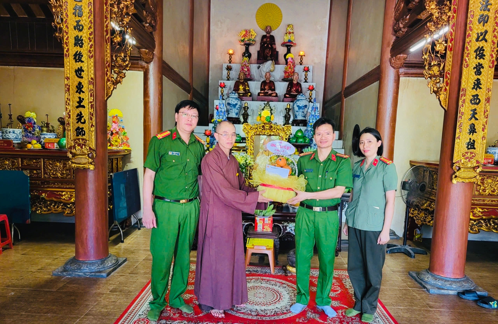 Công an xã Vũ Quý tổ chức thăm hỏi các cơ sở Phật giáo, chúc mừng Đại lễ Phật đản năm 2026