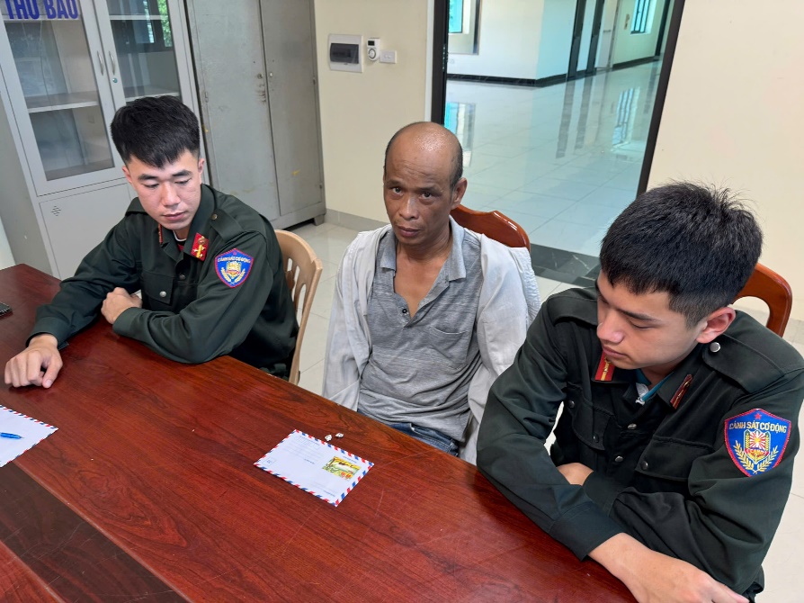 Lực lượng Cảnh sát cơ động phối hợp phát hiện, bắt giữ quả tang đối tượng tàng trữ trái phép chất ma tuý 