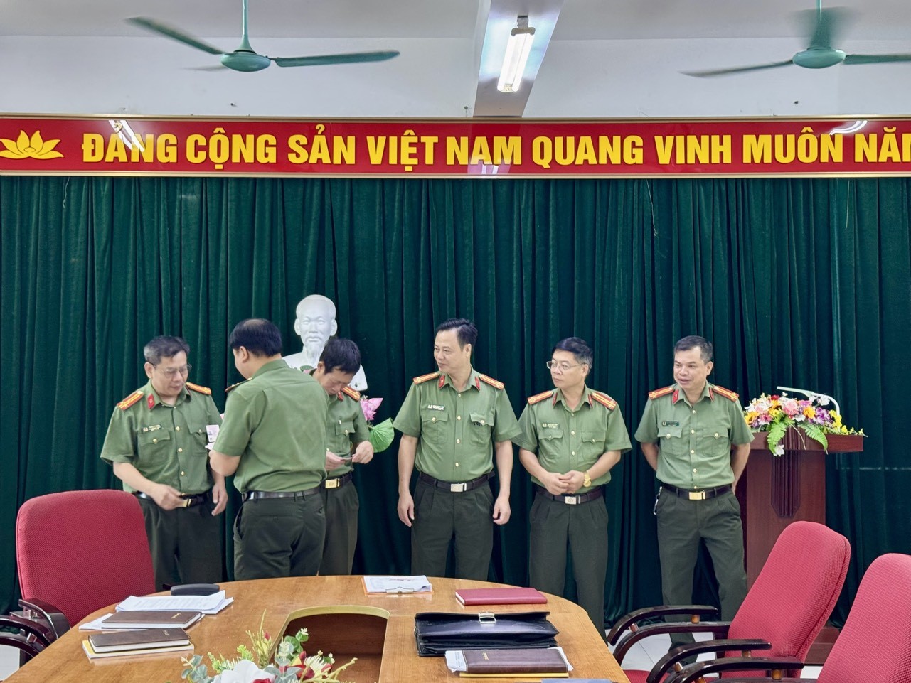 Đảng ủy Phòng Kỹ thuật nghiệp vụ và ngoại tuyến trao phát thẻ đảng viên điện tử gắn chip